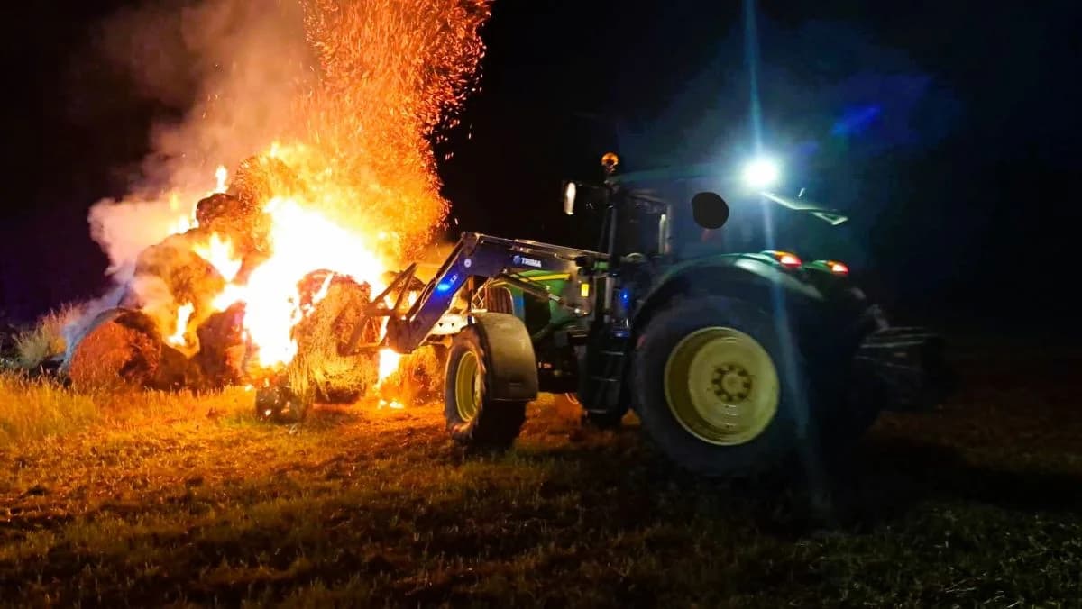 Pożar słomy na Podlesiu. Kilkudziesięciu strażaków w akcji [ZDJĘCIA]