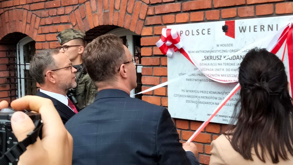W Jarocinie odsłonięto tablicę pamięci poświęconą członkom organizacji "Skrusz Kajdany"