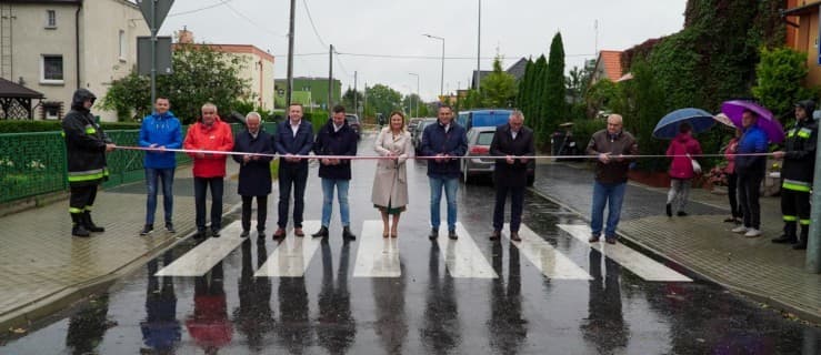 Osiedle, jak nowe. Przecięcie wstęgi w strugach deszczu