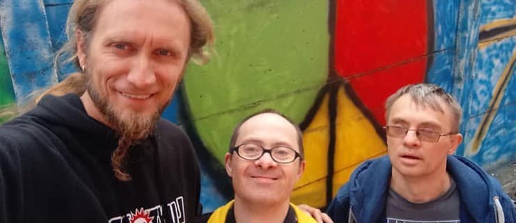 Zamiast telewizora ma Bieszczady, zespół i psa. Udziela się u „pingwinek”