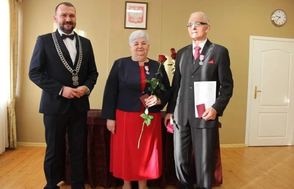 Przeżyli 50 lat w małżeństwie. Burmistrz wręczył medale