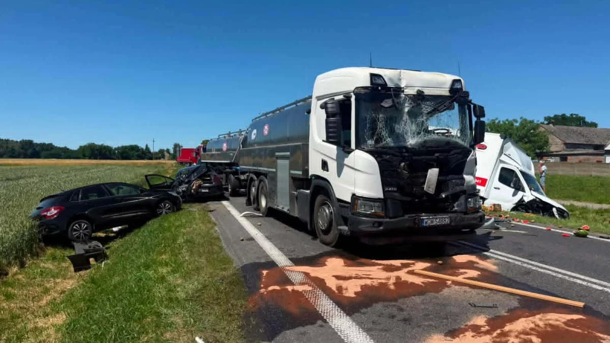 Karambol na trasie Jarocin - Kalisz. Zderzyły się cztery samochody