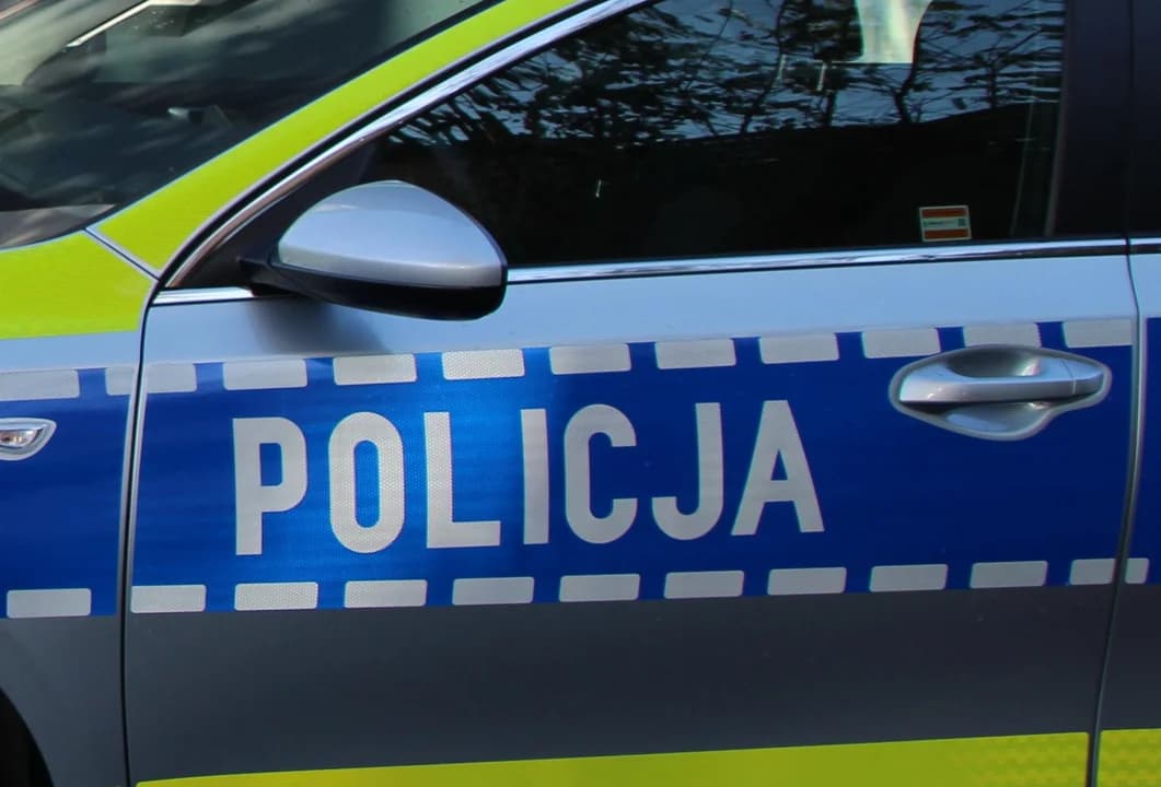 Nagi mężczyzna chodził po jednej z ulic w Jarocinie. Interweniowała policja