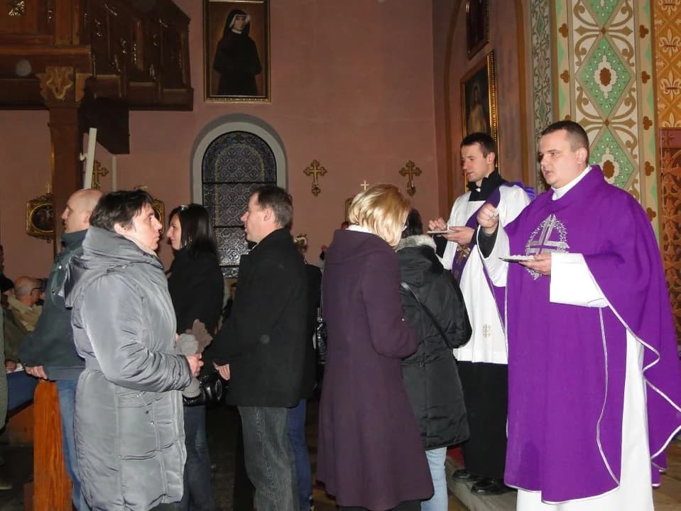 Dzisiaj Środa Popielcowa. Posypanie głów popiołem w jarocińskich parafiach. Zobacz, gdzie i o której