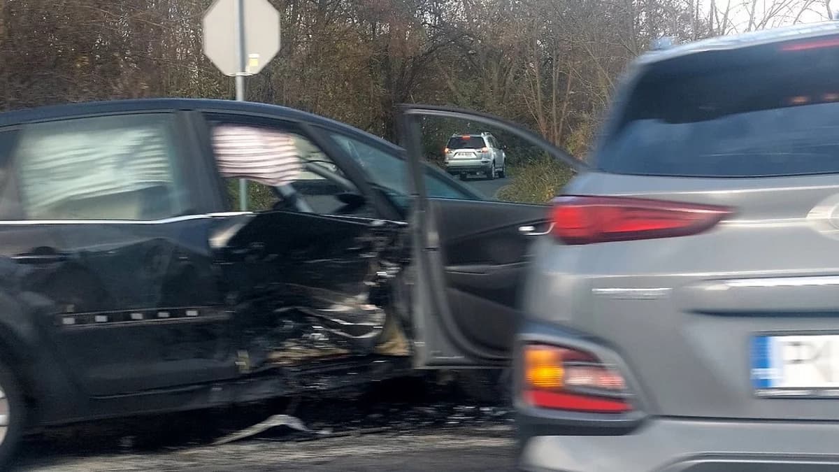 Wypadek na drodze 443 na wysokości skrzyżowania z drogą na Hilarów