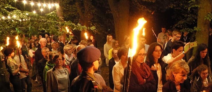 Nocna procesja Bożego Ciała z mszą w ruinach