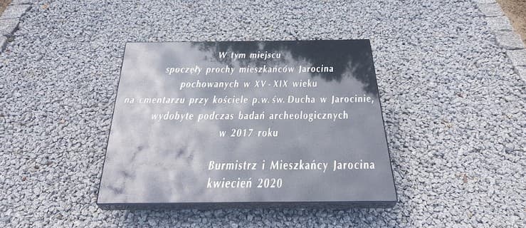Szczątki wykopane w parku przy kościele św. Ducha przeniesiono na cmentarz w Jarocinie