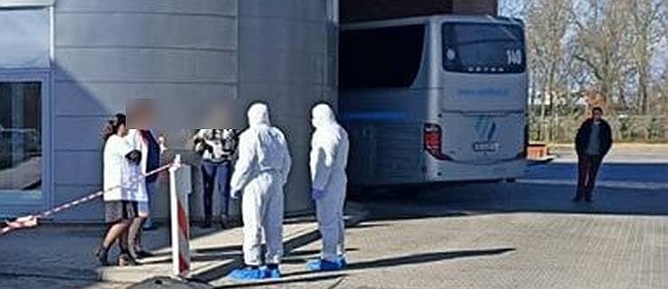 Pasażerowie autobusu z Niemiec zwolnieni z kwarantanny. Burmistrz zabrał głos