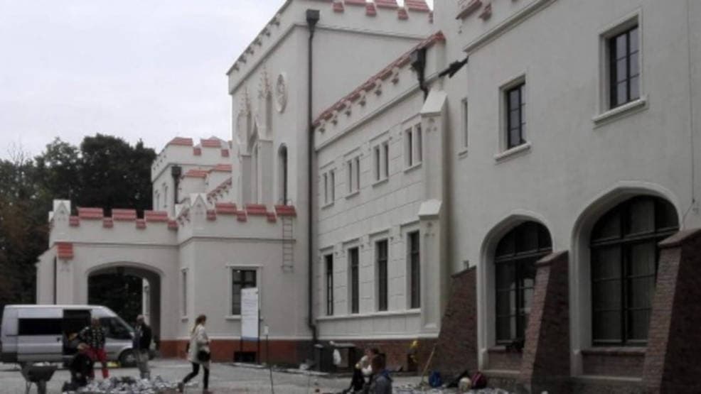 Trwają przenosiny zbiorów Muzeum Regionalnego w Jarocinie z ratusza do pałacu Radolińskich