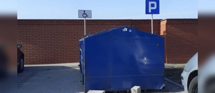 Kontener na miejscu postojowym dla osób niepełnosprawnych. Ludzie oburzeni