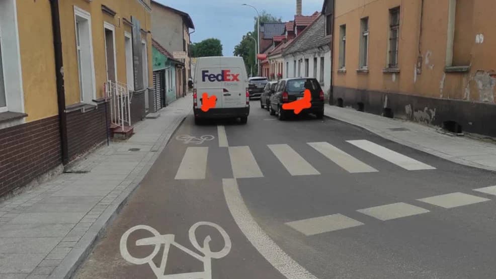 Na ul. Wodnej w Jarocinie samochody są zmuszone jeździć po ścieżce rowerowej [ZDJĘCIA]