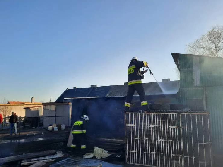Pożar garażu w Kurcewie.  Cztery zastępy straży w akcji [ZDJĘCIA]