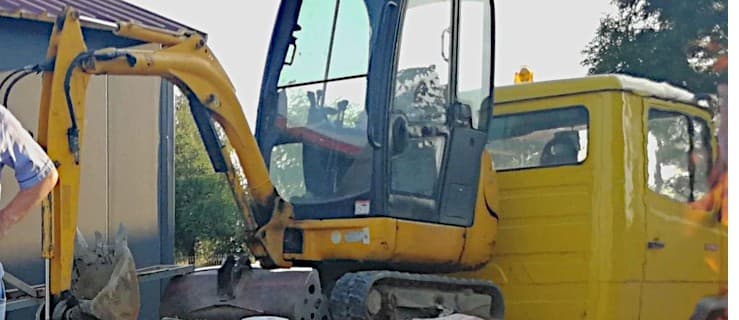 Złodzieje odjechali lawetą z koparką. Właściciel wyznaczył nagrodę za wskazanie sprawców