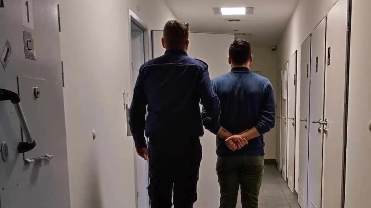 39-latkowi grozili atrapą broni, wywieźli w bagażniku do lasu, skradli samochód. Oprawców zatrzymała jarocińska policja
