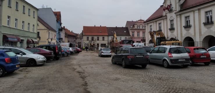 Nie parkuj na rynku - możesz nie znaleźć swojego samochodu [ZDJĘCIA]