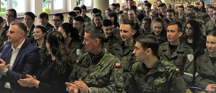 Są uczniami w mundurach. Odebrali właśnie dyplomy za szkolenie wojskowe