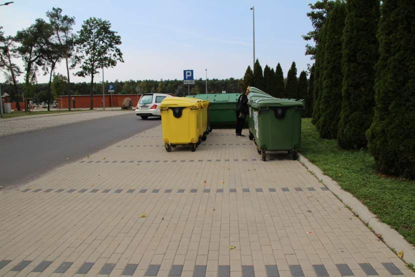Zabrali kontenery na śmieci z cmentarza komunalnego w Jarocinie
