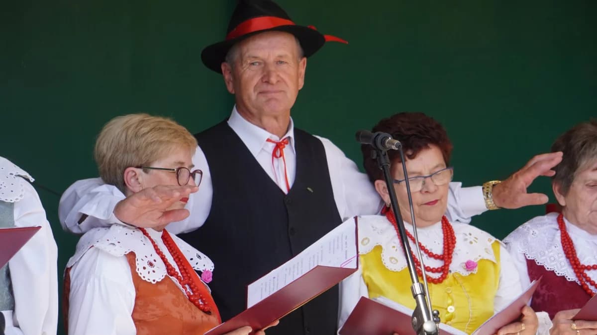 Seniorzy z kilku powiatów spotkali się na wspaniałej biesiadzie