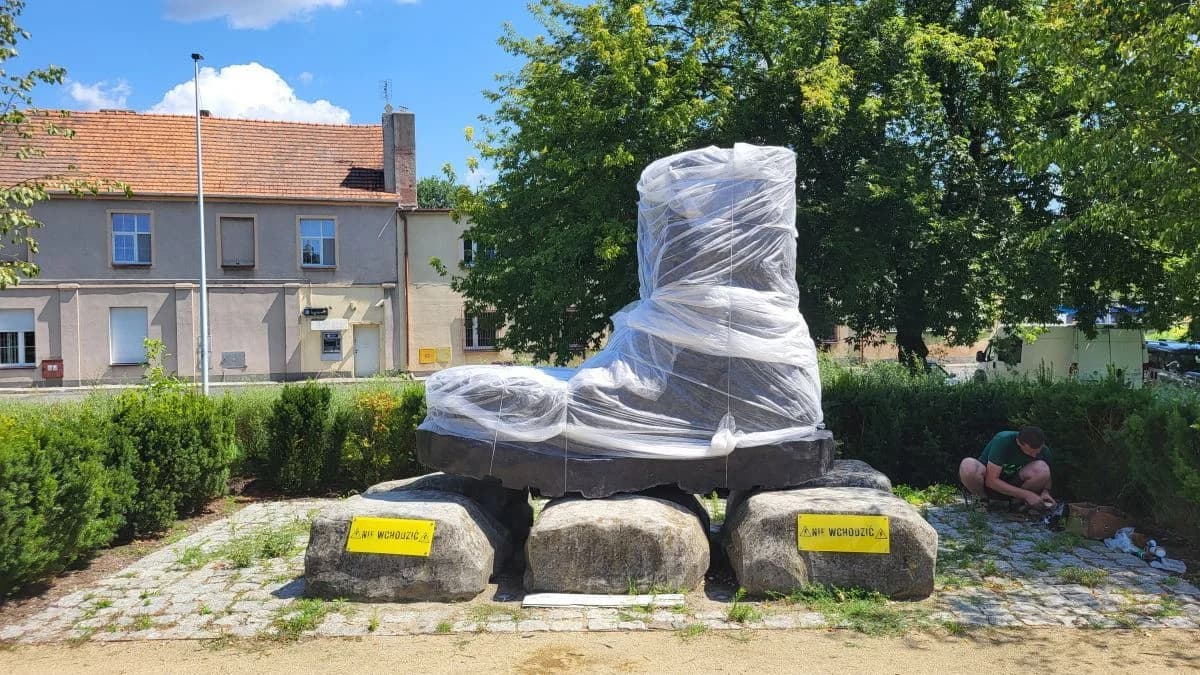 Pomnik Glana ponownie na swoim miejscu [ZDJĘCIA]