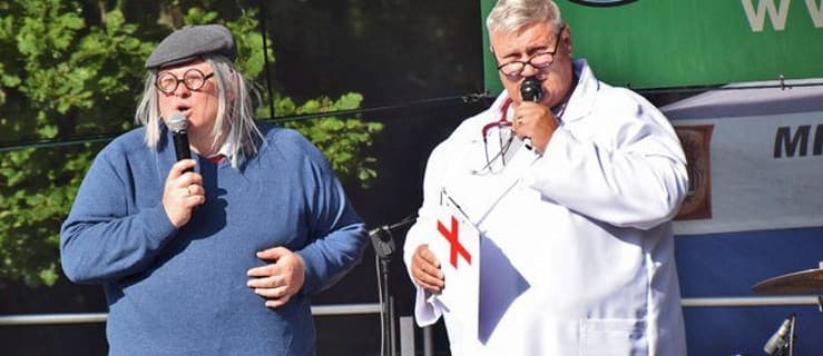 Przebiera się za księdza i lekarza. Przeczytaj wywiad z Dariuszem Wencławkiem