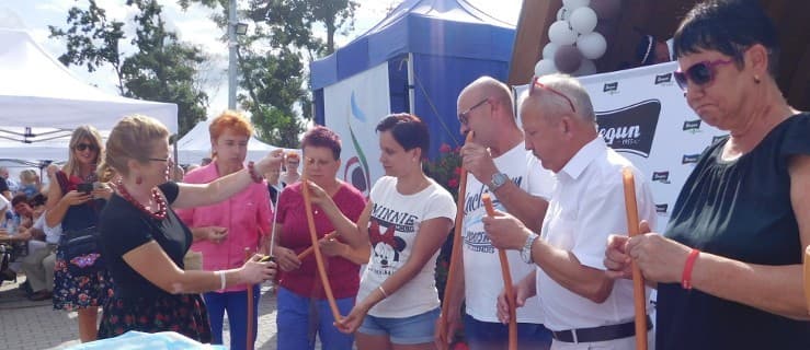 Zamiast festynu kosze z wędlinami i śniadanie z Biegunami. Święto Parówki inaczej