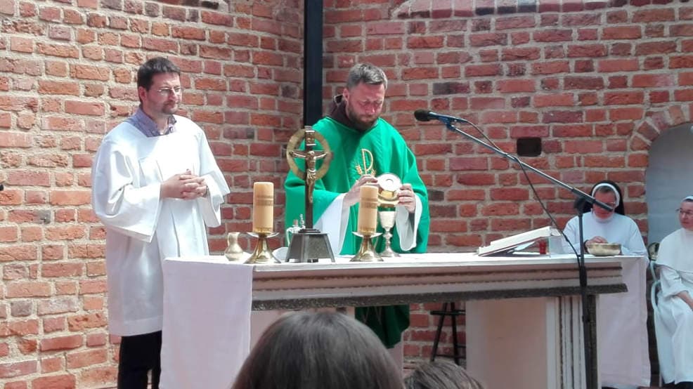 Jarocin Festiwal 2021. Ojciec Kordian sprawował mszę św. w intencji zmarłych muzyków