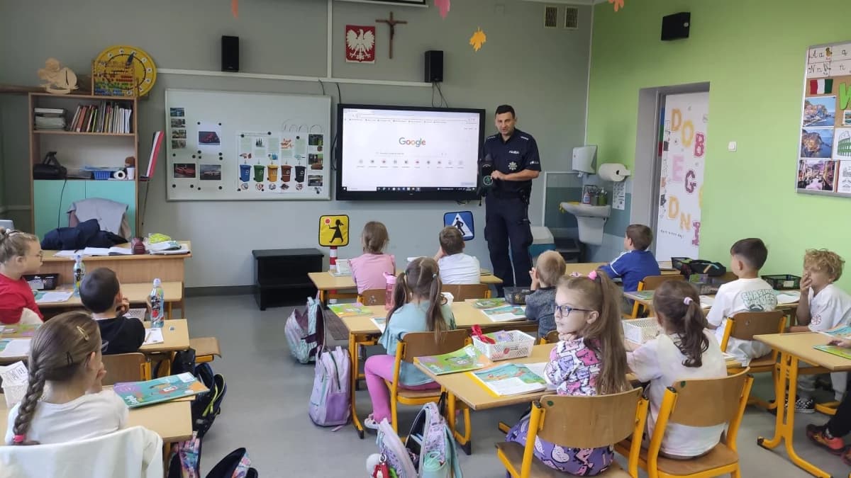 Bezpieczna droga do szkoły. Jarocińscy policjanci edukowali najmłodszych mieszkańców [SONDA]