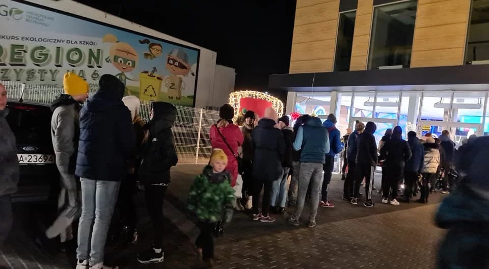Kolejka na dworze pod lodowiskiem w Jarocinie. Wiemy, dlaczego ludzie stoją