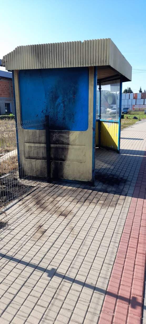 39-latek podpalił przystanek w Jarocinie. Potem oblał benzyną policjantów
