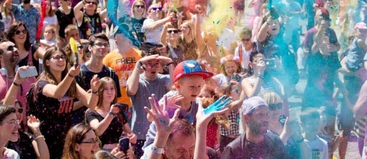 Kolorowa bitwa na Jarocin Festiwal 2018. Żywa Akademia Pana Kleksa