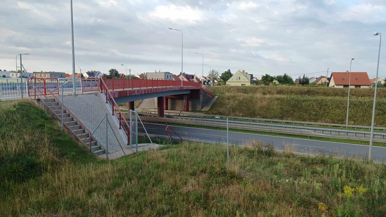 Mężczyzna spadł z wiaduktu na S11 w Jarocinie. Policja ustala, co się wydarzyło