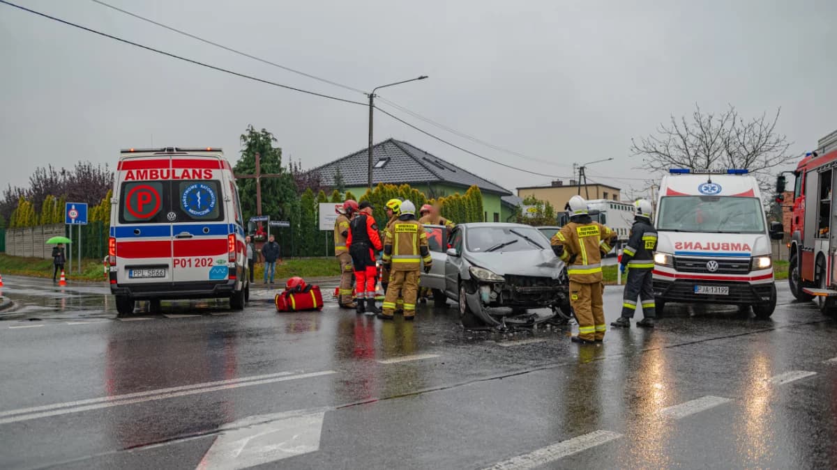 Wypadek na DK11 w Kotlinie. Dwie osoby trafiły do szpitala. Są utrudnienia w ruchu