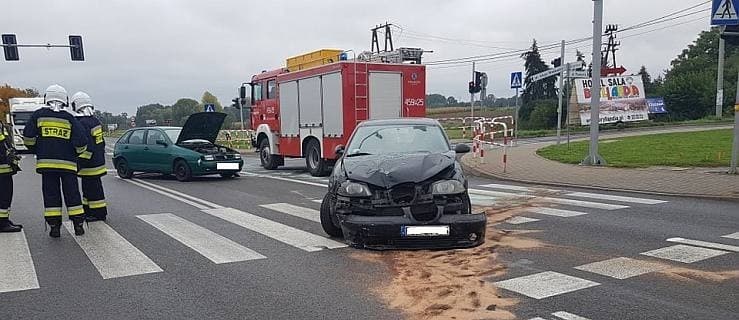 Zderzenie osobówek na drodze krajowej. Dwie osoby w szpitalu