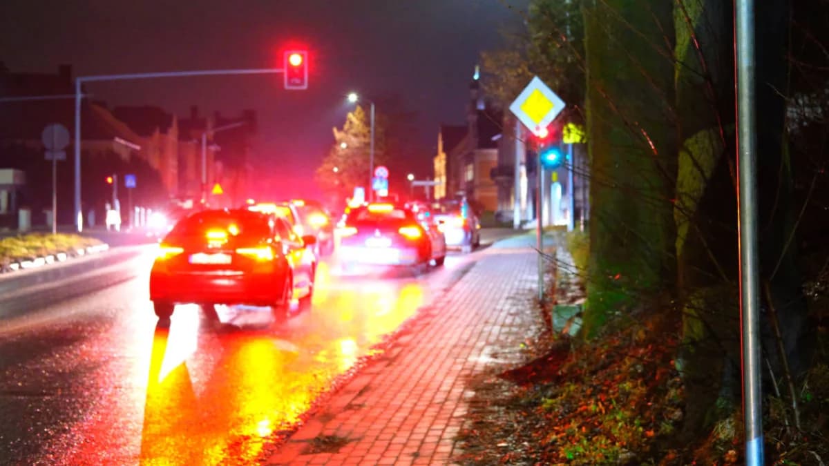 Uwaga, ostrzeżenie przed gołoledzią. Musimy uważać - podajemy kiedy i gdzie?