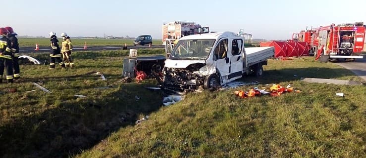 Młody mężczyzna nie żyje, trzy osoby zostały ranne po zderzeniu osobówki z busem