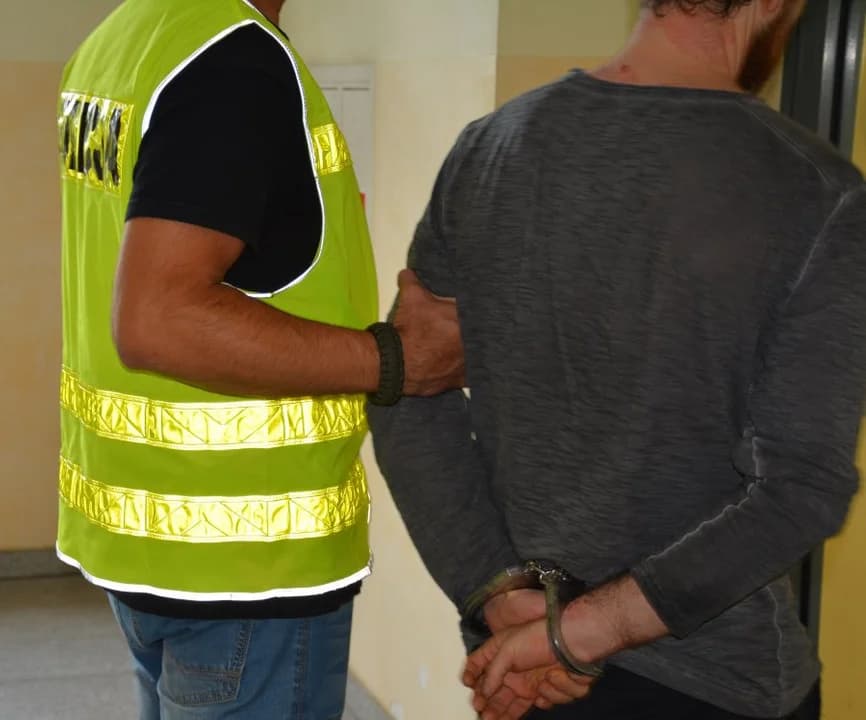 Kilka zarzutów dla mieszkańca gminy Żerków. Podrabiał dokumenty i wyłudzał sprzęt