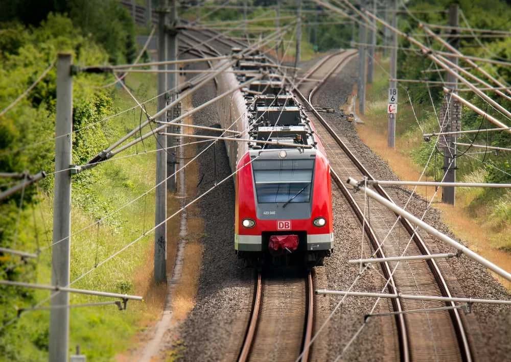Utrudnienia na trasie do Poznania. Człowiek potrącony przez pociąg