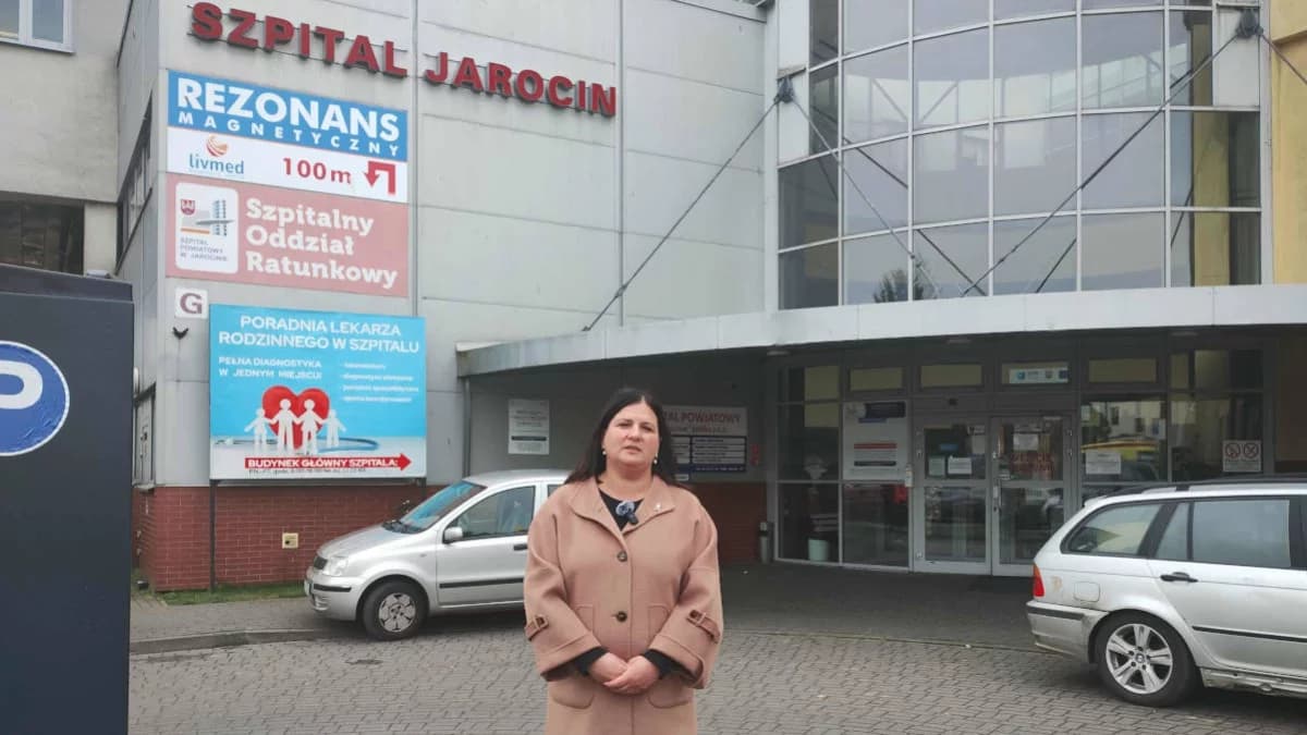 O problemach służby zdrowia przed jarocińskim szpitalem mówiła posłanka Lidia Czechak [SONDA]