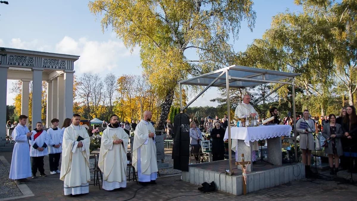 Wszystkich Świętych i Dzień Zaduszny w Jarocinie. O której msze i  nabożeństwa na cmentarzach. Jak dojedziesz na groby?