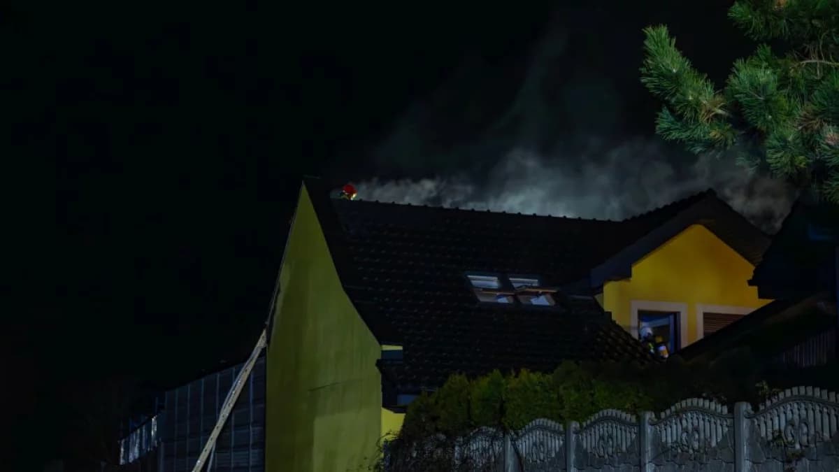Pożar w Mieszkowie. Zagrożony jest budynek mieszkalny [ZDJĘCIA, AKTUALIZACJA]