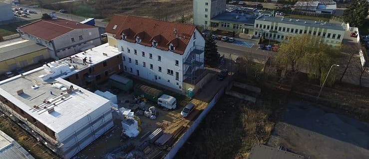 Rosną mury przy Zacisznej. Co się tam buduje?