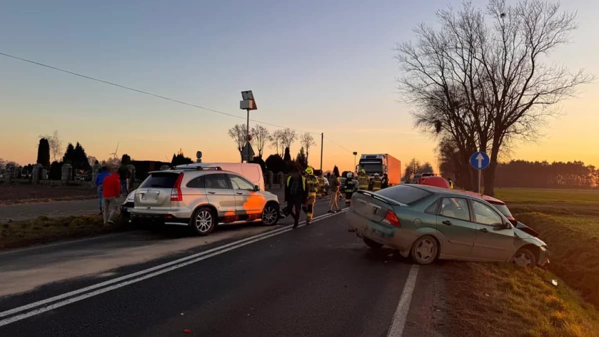 Karambol na drodze Jarocin - Koźmin Wlkp. Są wstępne ustalenia policji w sprawie przyczyn zderzenia pięciu aut