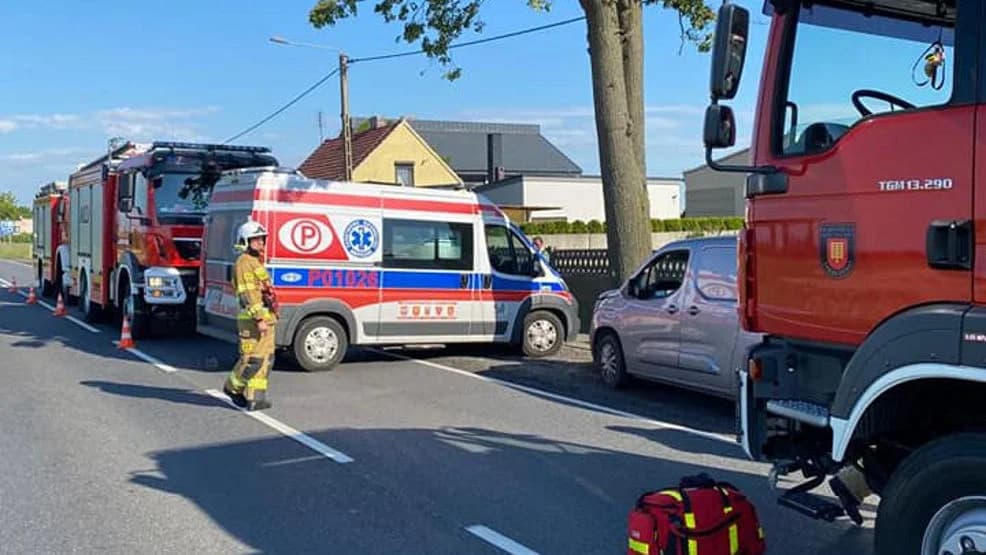 Peugeotem uderzył w drzewo przy drodze krajowej nr 12 w Jaraczewie [ZDJĘCIA]