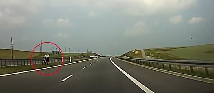 Nie powinno go być na obwodnicy Jarocina. Rowerzysta ryzykował życiem  [WIDEO]