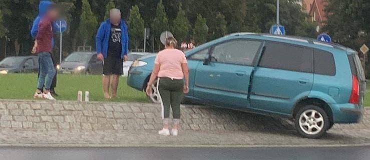 Mazda zatrzymała się na wyspie ronda w środku Jarocina. Policja szuka kierowcy