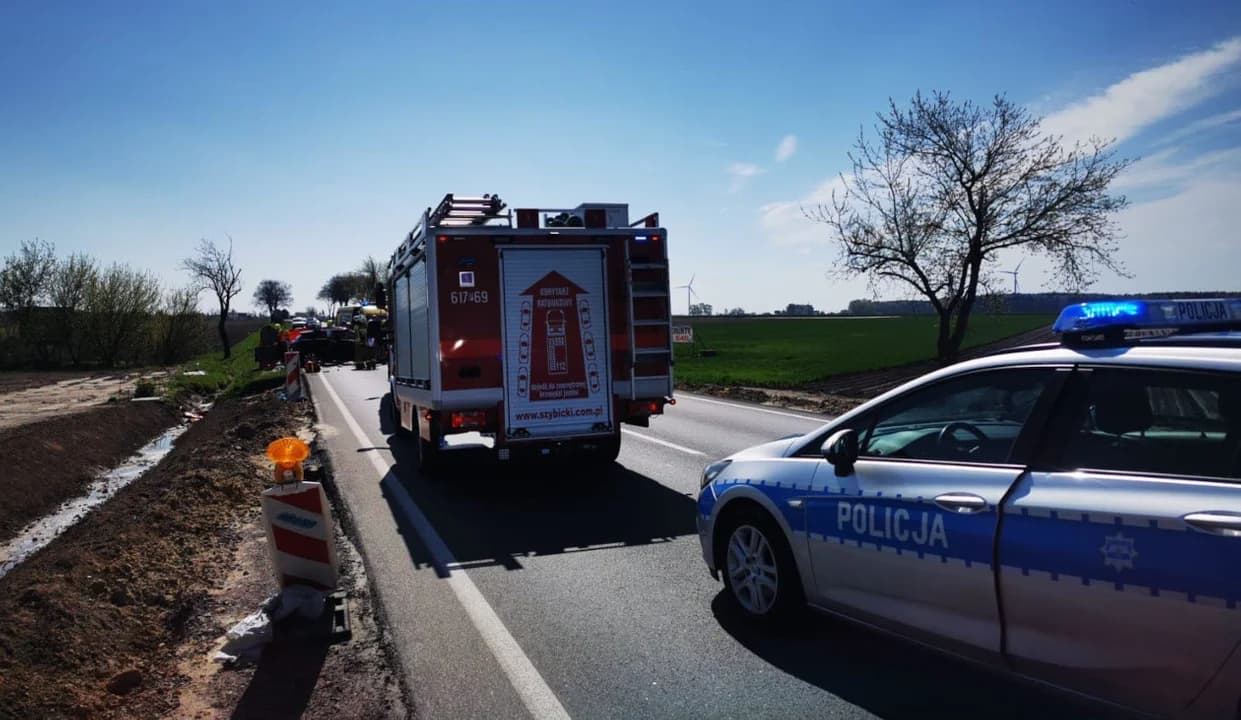 Zderzenie dwóch aut na DK11. Jedna osoba nie żyje
