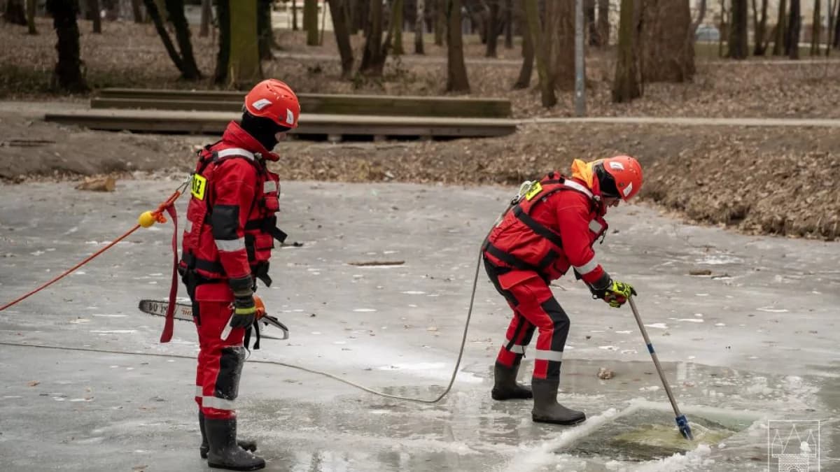 Strażacy robią przeręble na stawach w jarocińskich parkach. Ostrzegają przed zagrożeniem [SONDA]