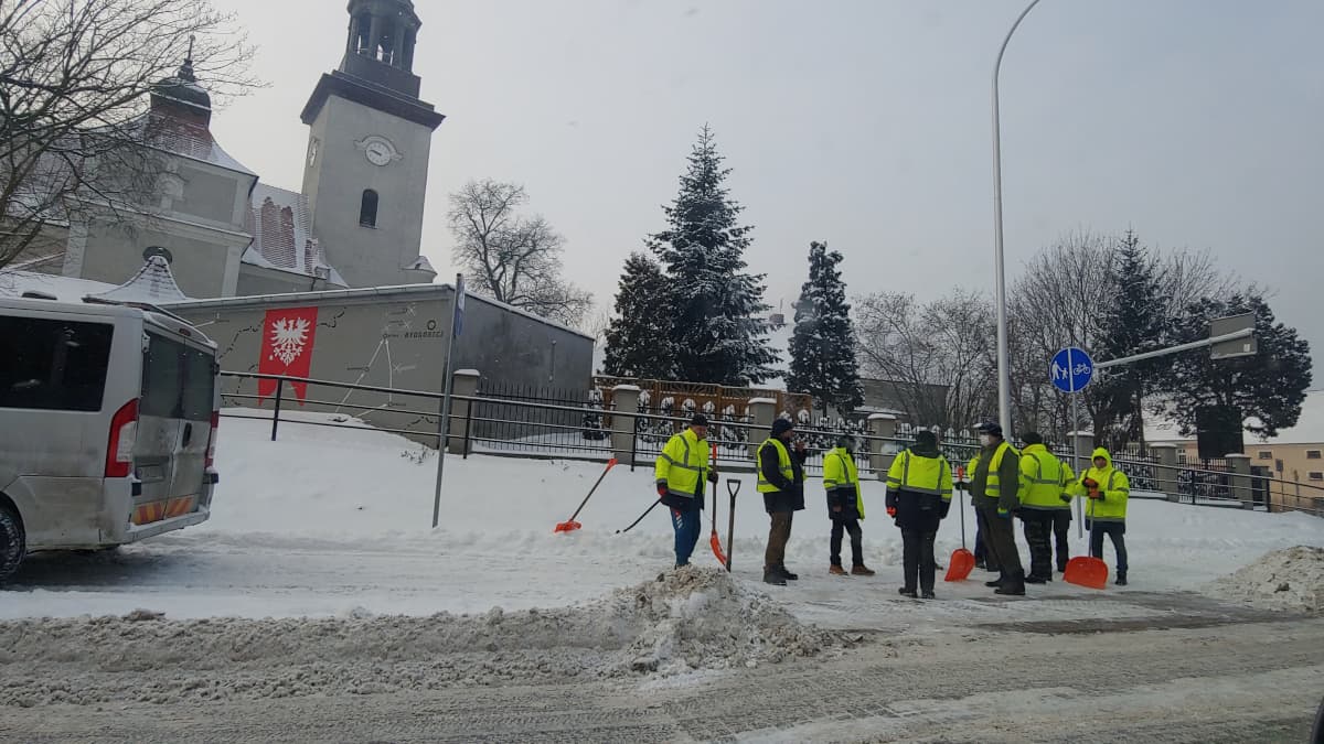 Jest ich dziesięciu. Dostali łopaty i odśnieżają przejścia dla pieszych