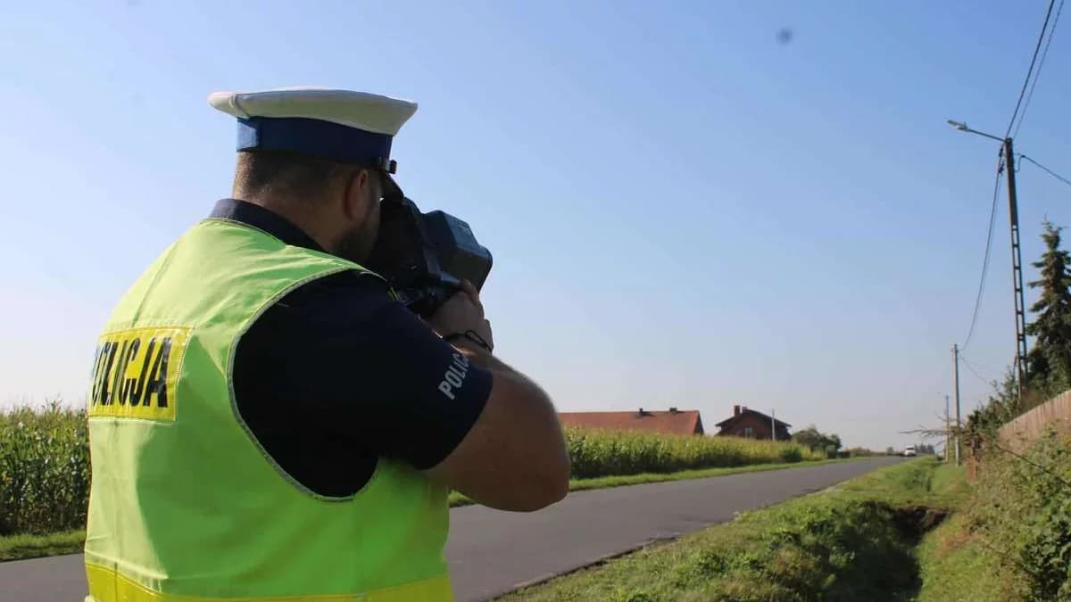 Pędził ponad 120 km/h w środku miasta. Wystarczyło zgłoszenie, żeby zajęli się nim policjanci