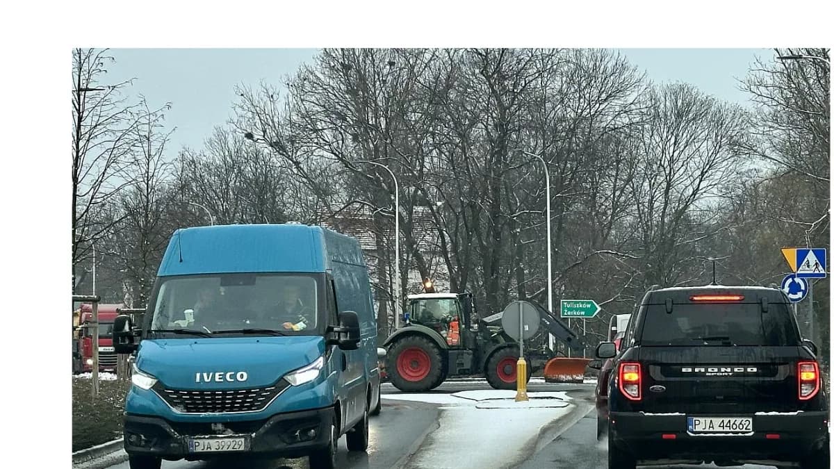 AKCJA ZIMA 2024/25. Kto odpowiada za zimowe utrzymanie dróg i chodników w Jarocinie i okolicy?